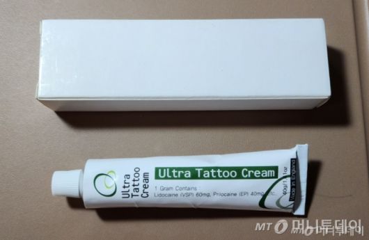 대구 남구의 반영구화장 재료 유통업체 파○뷰티가 택배로 발송한 마취크림. 제품 상자엔 제품명·성분이 표기돼있지 않았고, 스티커도 허술하게 붙어있었다. 스티커엔 '영국산(Made in England)'라고 표기돼있다. /사진=정심교 기자