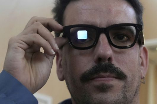 20일(현지 시간) 미 캘리포니아주 마운틴뷰에서 열린 구글 I/O 행사에서 한 남성이 안드로이드 XR 글라스를 통해 '제미나이 라이브' 기능을 체험하고 있다. 이날 구글이 공개한 스마트글라스에는 카메라, 마이크, 스피커, 그리고 제미나이 라이브 기능 등이 탑재됐다./AFPBBNews=뉴스1