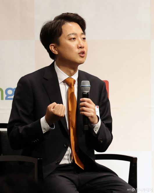 (서울=뉴스1) 오대일 기자 = 이준석 개혁신당 대통령 후보가 22일 오후 서울 용산구 그랜드하얏트서울에서 제임스 김 주한미국상공회의소(AMCHAM·암참) 회장과 대담하고 있다. 2025.5.22/뉴스1  Copyright (C) 뉴스1. All rights reserved. 무단 전재 및 재배포,  AI학습 이용 금지. /사진=(서울=뉴스1) 오대일 기자