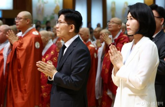 (단양=뉴스1) 김민지 기자 = 김문수 국민의힘 대통령 후보(왼쪽)와 이재명 더불어민주당 대통령 후보 부인인 김혜경 여사가 24일 충북 단양군 구인사에서 열린 상월원각대조사 제51주기 열반대재에 참석해 합장하고 있다. 2025.5.24/뉴스1  Copyright (C) 뉴스1. All rights reserved. 무단 전재 및 재배포,  AI학습 이용 금지. /사진=(단양=뉴스1) 김민지 기자