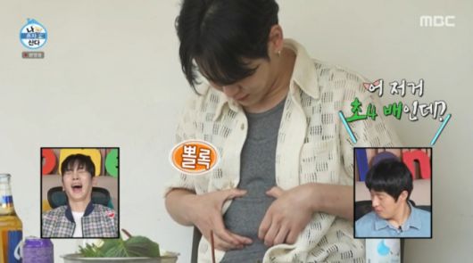 많이 먹고 볼록 튀어나온 배를 확인하는 키. /사진=MBC '나 혼자 산다' 캡처