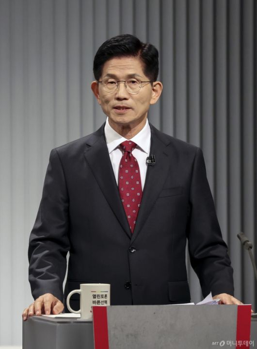 [서울=뉴시스] 국회사진기자단 = 김문수 국민의힘 대선후보가 23일 서울 영등포구 KBS본관 스튜디오에서 열린 중앙선거방송토론위원회 주관 제21대 대통령선거 2차 후보자 토론회 준비를 하고 있다. 2025.05.23. photo@newsis.com /사진=