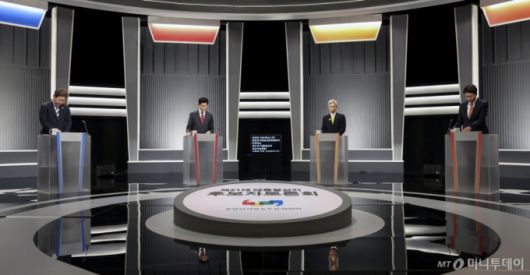 [서울=뉴시스] 국회사진기자단 = 23일 서울 영등포구 KBS본관 스튜디오에서 열린 중앙선거방송토론위원회 주관 제21대 대통령선거 2차 후보자 토론회 시작에 앞서 각 정당 대선후보들이 토론 준비를 하고 있다. 왼쪽부터 이재명 더불어민주당, 김문수 국민의힘, 권영국 민주노동당, 이준석 개혁신당 대선후보. 2025.05.23. photo@newsis.com /사진=