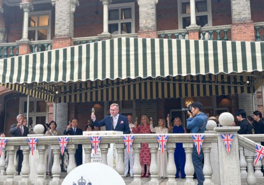 콜린 크룩스 주한 영국대사가 지난 22일 오후 서울시 중구 관저에서 열린 영국 국왕 찰스 3세 생일 리셉션에서 건배하고 있다.  이날 리센션에서는 가수 소향이 깜짝 등장해 애국가를 불렀다. 한승수 전 국무총리와 강정애 국가보훈부 장관이 참석했다. /사진=뉴시스