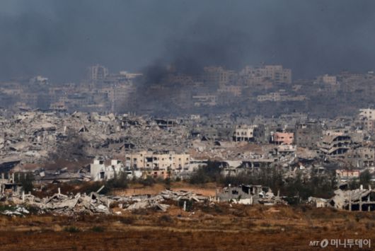 (가자 로이터=뉴스1) 박우영 기자 = [포토] 가자지구 북부에서 연기가 피어오르는 모습. 2025. 5. 21  ⓒ 로이터=뉴스1  Copyright (C) 뉴스1. All rights reserved. 무단 전재 및 재배포,  AI학습 이용 금지. /사진=(가자 로이터=뉴스1) 박우영 기자