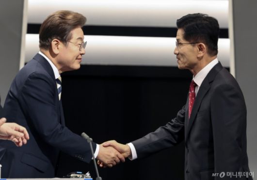 23일 서울 영등포구 KBS본관 스튜디오에서 열린 중앙선거방송토론위원회 주관 제21대 대통령선거 2차 후보자 토론회 시작에 앞서 이재명(왼쪽) 더불어민주당 후보와 김문수 국민의힘 후보가 악수하고 있다. 2025.05.23. /사진=뉴시스 /사진=