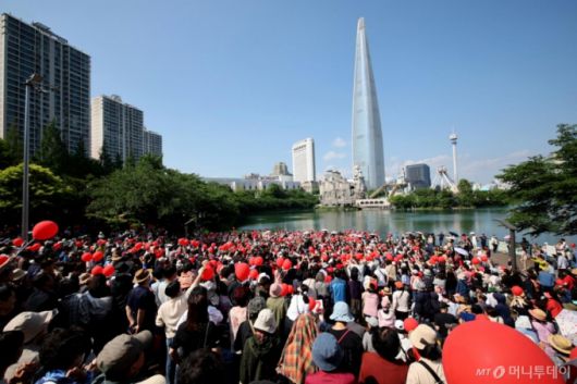 [서울=뉴시스] 김금보 기자 = 25일 서울 송파구 석촌호수가 한동훈 전 국민의힘 대표의 김문수 대선 후보 지지 유세를 듣는 지지자들로 붐비고 있다. 2025.05.25. kgb@newsis.com /사진=김금보