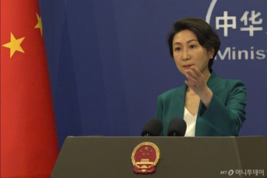 마오닝(毛寧) 중국 외교부 대변인이 23일 베이징에서 정례 브리핑을 하고 있다. 중국은 23일 트럼프 행정부의 하버드 유학생 금지 조치가 미국의 국제적 위상을 해칠 것이라면서, 홍콩의 과학기술대학은 이로 인한 불확실성을 이용해 이들 유학생들을 받아들일 것이라고 약속했다. /사진=뉴시스 제공