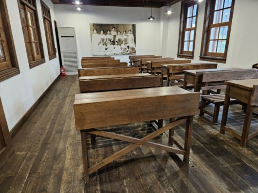 현재 이화박물관 건물로 사용되는 심슨기념관은 유관순 열사가 학교를 다니던 1919년엔 중학생들의 교육을 위해 쓰였다. 현재 이화박물관으로 사용되고 있다. 박물관에서 '유관순 교실'을 재현해 놓은 모습. /사진=정세진 기자