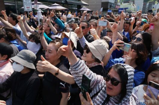 [당진=뉴시스] 조성봉 기자 = 25일 충남 당진시 당진전통시장 입구에서 열린 이재명 더불어민주당 대선 후보의 유세에서 시민들이 이 후보의 연설에 환호하고 있다. 2025.05.25. suncho21@newsis.com /사진=조성봉