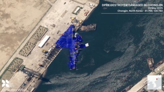 영국 비영리 싱크탱크 '오픈소스센터'가 지난 22일 청진조선소에서 전복된 북한 군함을 촬영했다. 북한의 군함 전복 사고는 지난 21일 청진조선소에서 김정은 북한 노동당 총비서 겸 국무위원장이 참관한 가운데 열린 진수식에서 발생했다. / 사진=Open Source Centre