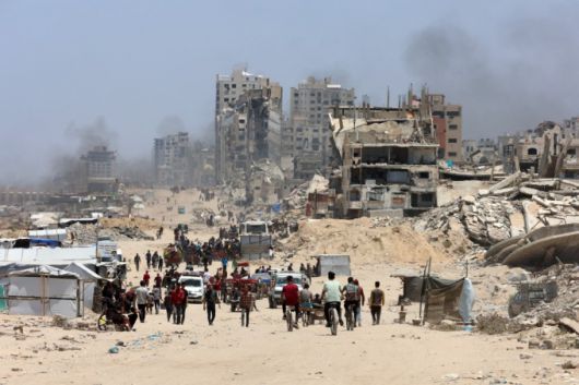 25일(현지시간) 가자지구 주민들이 이스라엘군의 공습을 피해 북부에서 남부로 피난가고 있다. /AFPBBNews=뉴스1