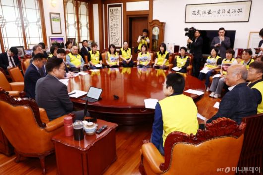 우원식 국회의장이 22일 서울 여의도 국회에서 홈플러스 대주주인 MBK 사태와 관련해 민주노총 서비스연맹 마트산업노동조합 홈플러스지부 조합원들과 면담하고 있다. 2025.5.22/뉴스1