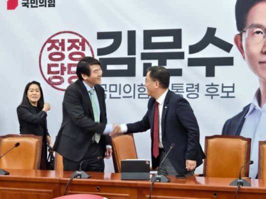 제이슨 권 오픈AI CSO(오른쪽 두번째)와 최형두 국민의힘 의원(오른쪽 첫번째)이 국회 본관 228호실에서 인사를 나누고 있다./사진=이찬종 기자