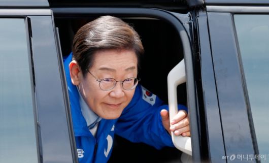 (수원=뉴스1) 안은나 기자 = 이재명 더불어민주당 대통령 후보가 26일 오후 경기 수원시 팔달문 영동시장 입구를 찾아 차에서 내리고 있다. 2025.5.26/뉴스1  Copyright (C) 뉴스1. All rights reserved. 무단 전재 및 재배포,  AI학습 이용 금지. /사진=(수원=뉴스1) 안은나 기자