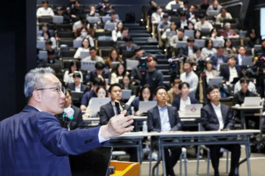 (서울=뉴스1) 민경석 기자 = 안병철 한화에어로스페이스 전략총괄 사장이 8일 오전 서울 중구 장교동 한화 그룹 본사에서 열린 '한화에어로 미래 비전 설명회'에서 중장기 투자 계획  및 최근 유상증자 관련 입장 발표를 마친 뒤 질의 응답을 준비하고 있다. 2025.4.8/뉴스1  Copyright (C) 뉴스1. All rights reserved. 무단 전재 및 재배포,  AI학습 이용 금지. /사진=(서울=뉴스1) 민경석 기자