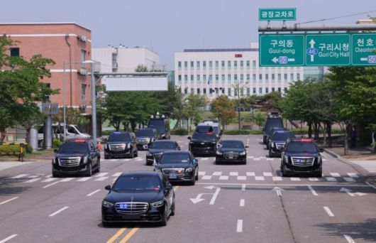 대통령경호처가 제21대 대통령 취임식을 일주일 앞둔 27일 서울 강서구 경호안전교육원에서 대통령의 절대 안전 확보를 위한 경호 훈련 현장을 언론에 공개했다. 경호요원들이 대통령취임식 차량퍼레이드를 시연하고 있다./사진=뉴스1.