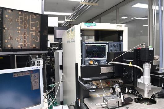 질화갈륨(GaN) 전력증폭기 MMIC 특성 측정을 위한 고주파 신호분석 시스템과 모니터에 출력된 S-파라미터 그래프/사진=ETRI