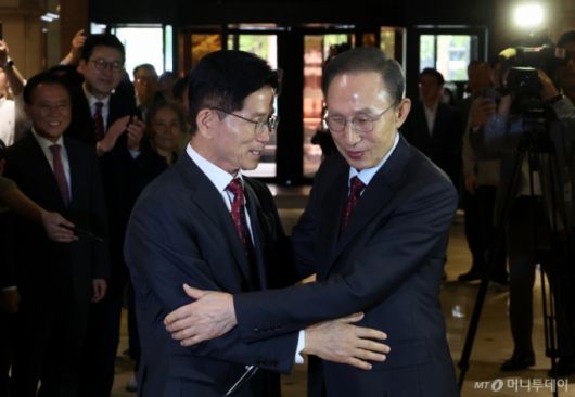 김문수 국민의힘 대선 후보와 이명박 전 대통령이 27일 서울 여의도 켄싱턴 호텔 로비에서 만나 오찬장으로 향하기 전 포옹을 하고 있다. 2025.05.27. /사진=뉴시스 /사진=고승민