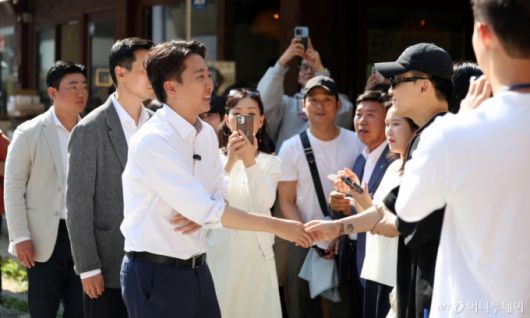 이준석 개혁신당 대통령선거 후보가 25일 서울 종로구 종묘 인근 서순라길에서 유세를 하며 지지를 호소하고 있다. 2025.05.25. /사진=뉴시스 /사진=김선웅