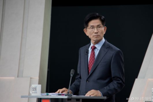 [서울=뉴시스] 국회사진기자단 = 김문수 국민의힘 대선후보가 27일 오후 서울 마포구 상암동 MBC 스튜디오에서 열린 중앙선거방송토론위원회 주관 제21대 대통령선거 3차 후보자토론회 준비를 하고 있다. 2025.05.27. photo@newsis.com /사진=
