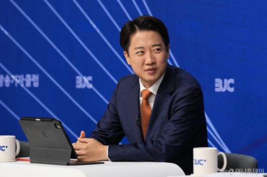 이준석 개혁신당 대통령 후보가 26일 오전 서울 양천구 한국방송회관에서 열린 한국방송기자클럽(BJC) 초청 토론회에서 패널들과 대화하고 있다. (공동취재) 2025.5.26/사진=뉴스1 /사진=(서울=뉴스1) 신웅수 기자