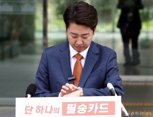 (서울=뉴스1) 김민지 기자 = 이준석 개혁신당 대통령 후보가 27일 오후 서울 여의도 국회 소통관 앞에서 긴급 기자회견에 앞서 시계를 확인하고 있다. 2025.5.27/뉴스1  Copyright (C) 뉴스1. All rights reserved. 무단 전재 및 재배포,  AI학습 이용 금지. /사진=(서울=뉴스1) 김민지 기자