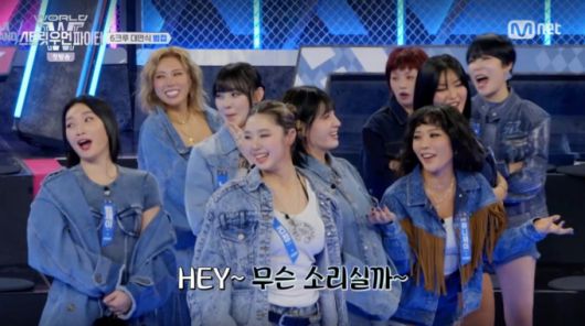 미국 '모티브'를 보며 웃는 한국 '범접'/사진='월드 오브 스트릿 우먼 파이터' 캡처