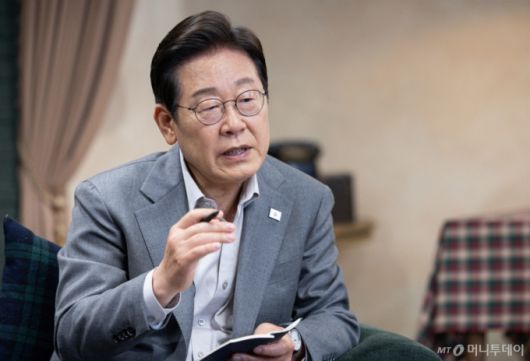 [서울=뉴시스] 조성우 기자 = 이재명 더불어민주당 대선후보가 28일 오후 서울 강남구의 한 스튜디오에서 열린  '1400만 개미와 한배 탔어요' 유튜브 생방송에서 발언하고 있다. (공동취재) 2025.05.28.