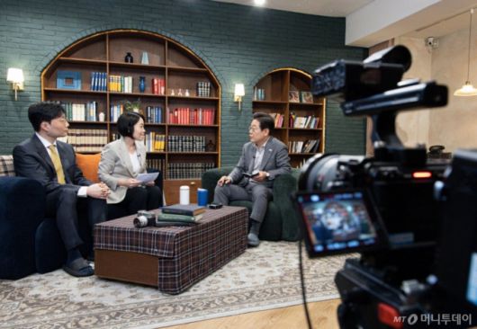 [서울=뉴시스] 조성우 기자 = 이재명 더불어민주당 대선후보가 28일 오후 서울 강남구의 한 스튜디오에서 열린  '1400만 개미와 한배 탔어요' 유튜브 생방송에서 발언하고 있다. (공동취재) 2025.05.28. photo@newsis.com /사진=조성우