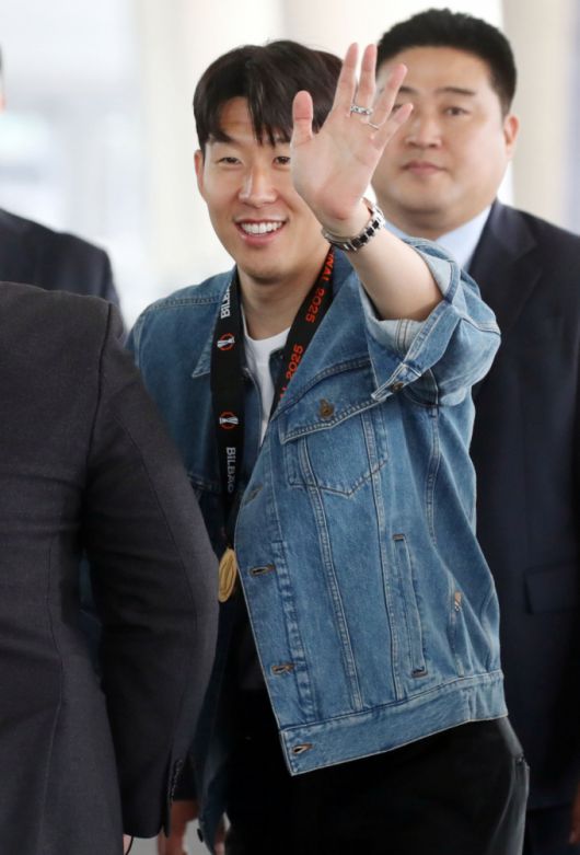 잉글랜드 프로축구 토트넘 홋스퍼에 우승을 안긴 '캡틴' 손흥민이 우승 메달을 보여달라는 팬들 요청에 메달을 목에 걸고 인사를 나누고 있다./사진=스타뉴스