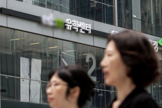 미국 정부가 전 세계 공관에 유학생 비자 인터뷰를 중단하라고 지시하면서 유학 준비생들 사이에 혼란이 빚어지고 있다. 사진은 28일 서울시내 유학원. /사진=뉴시스