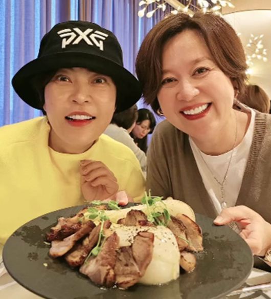 코미디언 조혜련(사진 왼쪽)이 건강 이상으로 지난 1월 활동을 중단한 박미선 생각에 눈물을 쏟았다. /사진=조혜련 인스타그램