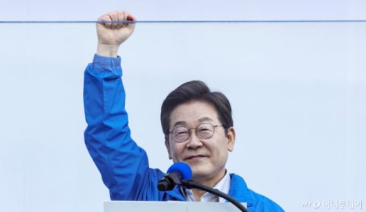 [서울=뉴시스] 조성우 기자 = 이재명 더불어민주당 대선후보가 28일 오후 서울 성동구 왕십리역 광장에서 열린 유세에서 주먹을 들어 보이며 지지를 호소하고 있다. (공동취재) 2025.05.28. photo@newsis.com /사진=