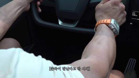 김종국이 로스앤젤레스(LA)에서 추성훈이 착용한 명품 시계를 보고 강도당할까 우려하고 있다. /사진=유튜브 갈무리