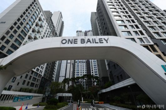 서울 서초구 래미안 원베일리 아파트 단지 입구 모습. /사진=머니투데이 DB