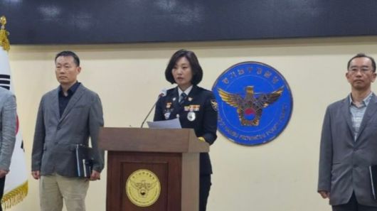 강은미 화성동탄경찰서장(가운데)이 28일 경기 수원시 장안구 경기남부경찰청 제2회의실에서 '동탄 납치 살인 사건' 관련 기자회견을 열고 대국민 사과 중인 모습. /사진=뉴시스