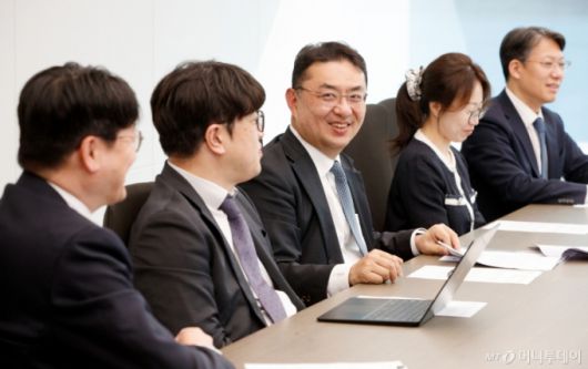 지난 26일 서울 강남구 대치동에 있는 법무법인 바른 회의실에서 바른 부동산TF금융위기대응팀 인터뷰 중 팀장인 김병일 변호사가 팀원을 보며 웃고 있다. 사진은 왼쪽부터 변상엽 변호사(34기), 우현수 변호사(39기), 김병일 변호사(33기), 김소연 변호사(40기), 조동현 변호사(35기)./사진=이기범 기자