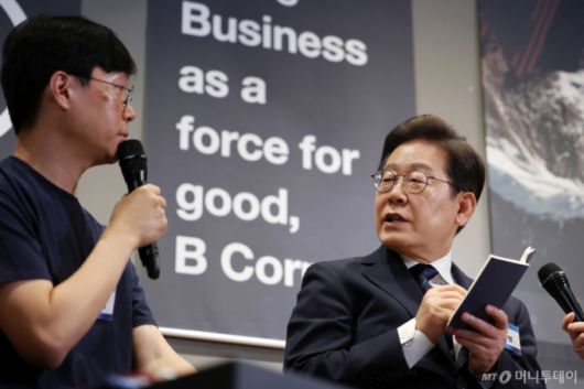 (서울=뉴스1) 안은나 기자 = 이재명 더불어민주당 대통령 후보가 29일 서울 성동구 메리히어에서 열린 '혁신성장의 씨앗, 스타트업 레벨업!' 간담회에서 소셜벤처 대표와 대화하고 있다. (공동취재) 2025.5.29/뉴스1  Copyright (C) 뉴스1. All rights reserved. 무단 전재 및 재배포,  AI학습 이용 금지. /사진=(서울=뉴스1) 안은나 기자