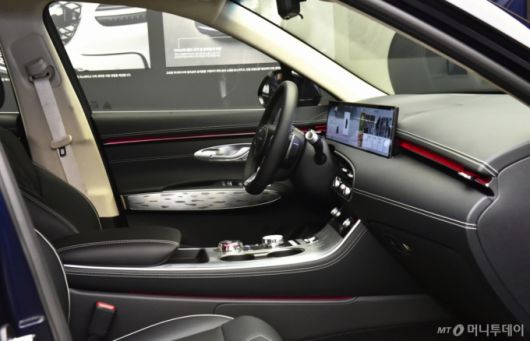 제네시스 브랜드(제네시스)가 전기차인 'GV70 전동화 모델'의 부분변경 모델을 출시, 본격 판매에 돌입한 가운데 16일 경기 용인시 수지구 풍덕천로 제네시스 수지에서 신차량이 전시되어 있다.  이번 GV70 전동화 모델은 첫 출시 이후 약 2년 10개월 만에 선보이는 부분변경 모델로 브랜드 디자인 철학인 '역동적인 우아함'을 바탕으로 디테일이 돋보이는 고급스러운 내외장 디자인을 갖췄으며, 84kWh의 4세대 배터리를 탑재해 1회 충전 시 주행가능거리가 기존보다 23㎞ 늘어난 423㎞로 배터리 용량이 증가했음에도 350kW급 초급속 충전 시 19분 만에 배터리 용량의 80%까지 충전 가능하며, 사용자가 원할 시 배터리 온도를 조절, 최적의 충전 성능을 확보할 수 있도록 배터리 컨디셔닝 모드도 개선했다. /사진=임한별(머니S)