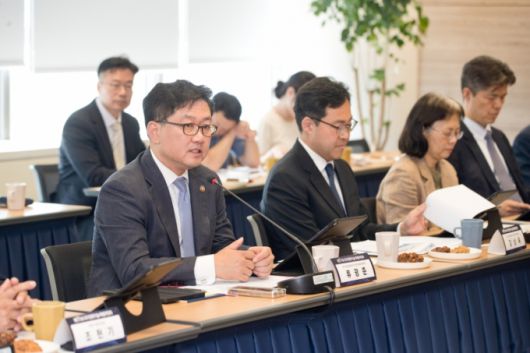 류광준 과학기술정보통신부 과학기술혁신본부장(앞줄 맨 왼쪽)이 29일 오후 서울 종로구 광화문교보빌딩 국가과학기술자문회의 대회의실에서  '제11회 국가전략기술특별위원회' 를 주재하고 있다. / 사진제공=과학기술정보통신부