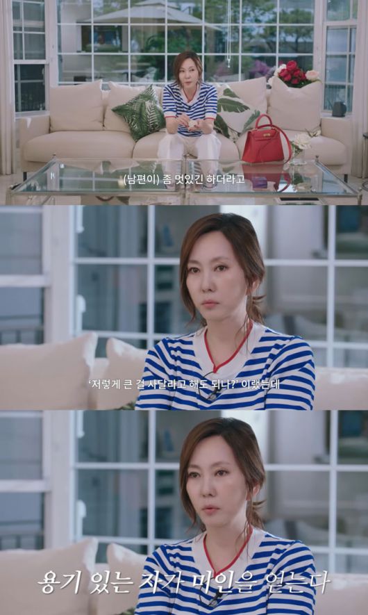 배우 김남주가 남편 김승우에게 받은 초호화 결혼반지를 공개했다./사진=유튜브 채널 '김남주' 영상