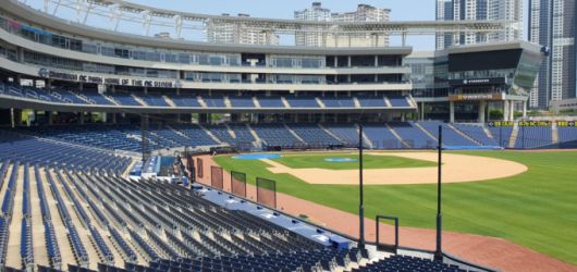 경남 창원시와 창원시설공단이 지난 19일 창원NC파크 마산구장에서 시설 보수 부분(관중석 상부에 위치한 NC 구단 홍보용 간판과 조명등에 대한 고정 상태 불량은 용접과 실리콘 처리, 나사 풀림 방지제 도포, 관중석 난간에 설치된 강화유리 1개 안정성 확인)에 대해 언론에 공개하고 있다. /사진=뉴시스