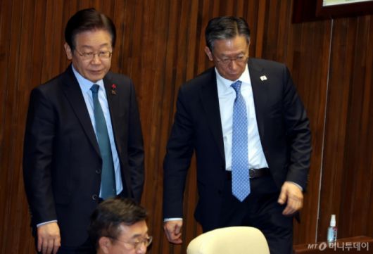 이재명 더불어민주당 대선 후보와 정성호 민주당 의원이 2024년 12월10일 오후 서울 여의도 국회에서 열린 제418회국회(정기회) 제18차 본회의에서 대화를 마치고 자리로 돌아가고 있다. / 사진제공=뉴시스