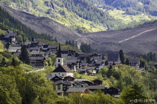 29일(현지 시간) 스위스 발레주 키펠 마을 너머로 대규모 산사태 잔해가 보이고 있다. 28일 블라텐 마을에서 산사태가 발생해 암석 등이 빙하와 함께 쏟아져 내려 블라텐 마을의 90%가 매몰되고 1명이 실종됐다. 주민들은 산사태 조기 경보 시스템으로 지난 19일 미리 대피한 것으로 알려졌다./AP=뉴시스