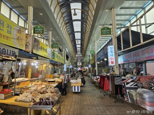 경기 동두천 중앙시장에서 상인들이 영업을 하는 모습. /사진=안재용 기자