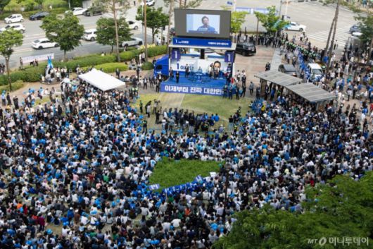 이재명 더불어민주당 대통령 후보가 31일 오후 충북 청주시 오창프라자 앞 광장에서 시민들에게 지지를 호소하고 있다. 2025.5.31/뉴스1  Copyright (C) 뉴스1. All rights reserved. 무단 전재 및 재배포,  AI학습 이용 금지. /사진=(청주=뉴스1) 이재명 기자