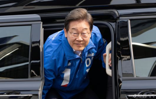 이재명 더불어민주당 대통령 후보가 31일 오후 충북 청주시 오창프라자 앞 광장에서 열린 유세에 도착하고 있다. 2025.5.31/뉴스1  Copyright (C) 뉴스1. All rights reserved. 무단 전재 및 재배포,  AI학습 이용 금지. /사진=(청주=뉴스1) 이재명 기자