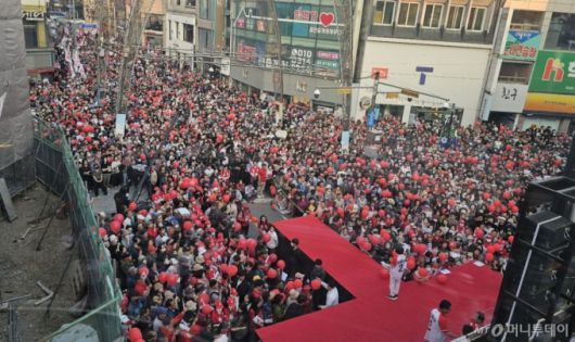 (포항=뉴스1) 최창호 기자 = 김문수 국민의힘 대통령 후보가 31일 오후 경북 포항시 북포항우체국 인근에서 열린 집중유세에서 시민들에게 인사하고 있다. 2025.5.31/뉴스1  Copyright (C) 뉴스1. All rights reserved. 무단 전재 및 재배포,  AI학습 이용 금지. /사진=(포항=뉴스1) 최창호 기자