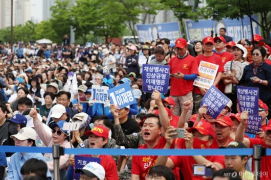 [평택=뉴시스]  31일 오후 경기 평택시 배다리생태공원에서 열린 이재명 더불어민주당 대선후보 유세에서 시민들과 해병대 예비역연대 회원 등이 이 후보 유세를 지켜보고 있다. 2025.05.31.